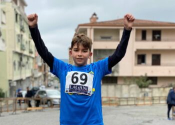Rocca di Neto, il giovanissimo Federico Ferrarini vince la gara dei 1000m all’11^ edizione” Corri per un amico – Memorial Quero”